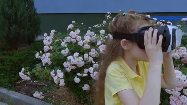 Chica Lleva Casco Realidad Virtual Cabeza Una Chica Juega Gafas — Vídeo de stock