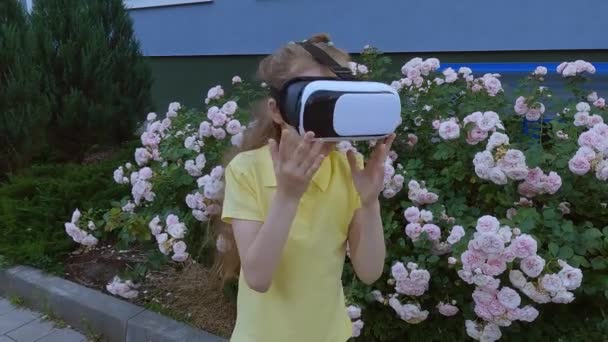 Fata Poartă Cască Realitate Virtuală Cap Fată Joacă Ochelari Realitate — Videoclip de stoc