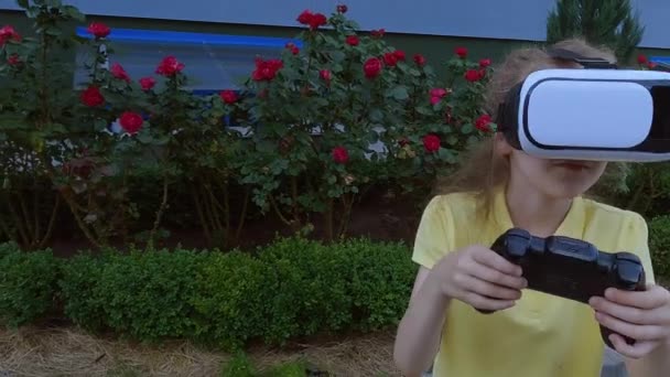 Pigen Iført Virtual Reality Hjelm Hovedet Pige Spiller Virtual Reality – Stock-video