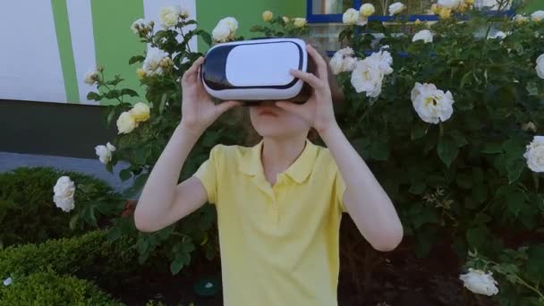 Chica Lleva Casco Realidad Virtual Cabeza Una Chica Juega Gafas — Vídeo de stock