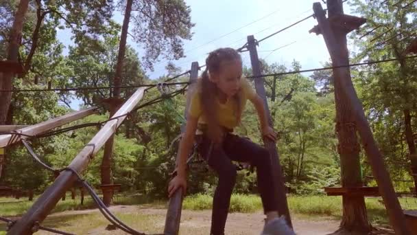 Pigen Spiller Virtuelt Spil Hun Går Ind Sport Stort Set – Stock-video