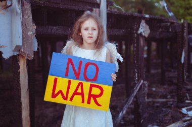 Yanmış bir evin arka planında elinde bir posterle bir kız savaşı durdurmak istiyor..