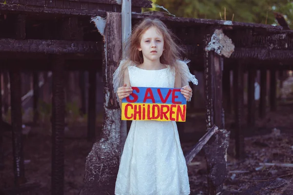 Девушка Плакатом Руках Просит Защитить Детей Фоне Сгоревшего Дома Войны — стоковое фото