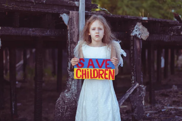 Девушка Плакатом Руках Просит Защитить Детей Фоне Сгоревшего Дома Войны — стоковое фото
