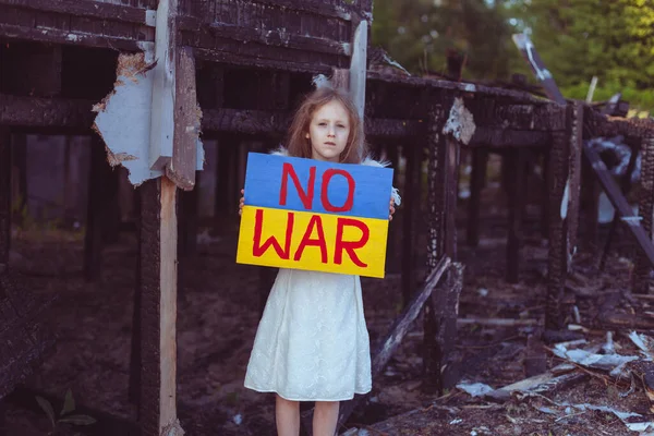 Девушка Фоне Разрушенного Сожженного Дома Плакатом Руках Просит Остановить Войну — стоковое фото