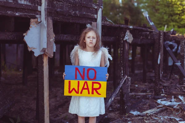 Девушка Фоне Разрушенного Сожженного Дома Плакатом Руках Просит Остановить Войну — стоковое фото