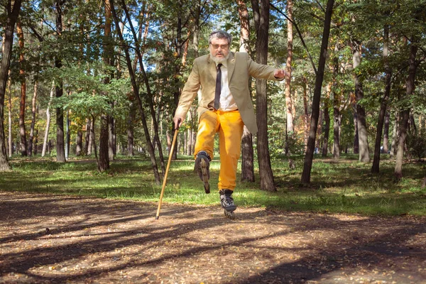 Забавный Старик Катается Роликах Парке Действующий Дед Тростью Танцует Корчит — стоковое фото