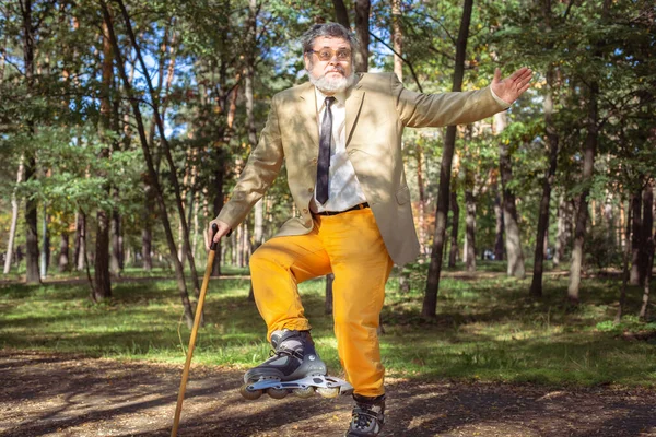 Αστείος Γέρος Κάνει Πατινάζ Στο Πάρκο Ένας Ενεργός Παππούς Μπαστούνι — Φωτογραφία Αρχείου