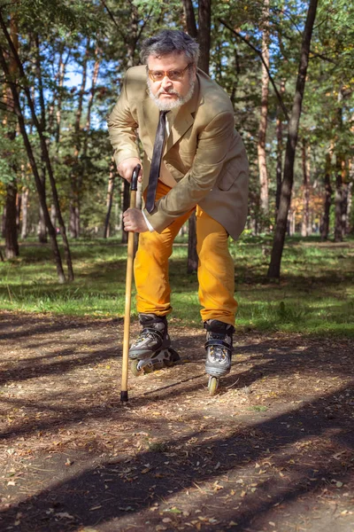 Αστείος Γέρος Κάνει Πατινάζ Στο Πάρκο Ένας Ενεργός Παππούς Μπαστούνι — Φωτογραφία Αρχείου