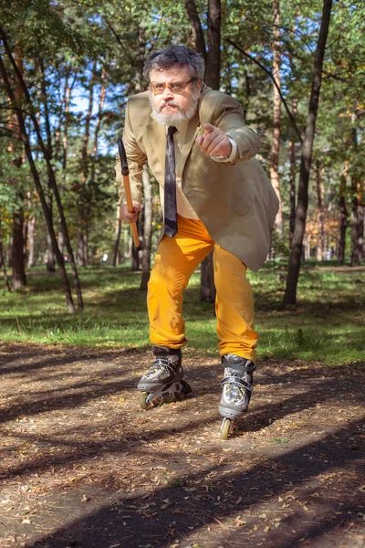 Zabawny Staruszek Jeździ Rolkach Parku Dziadek Chodzącym Kijem Tańczy Robi — Zdjęcie stockowe