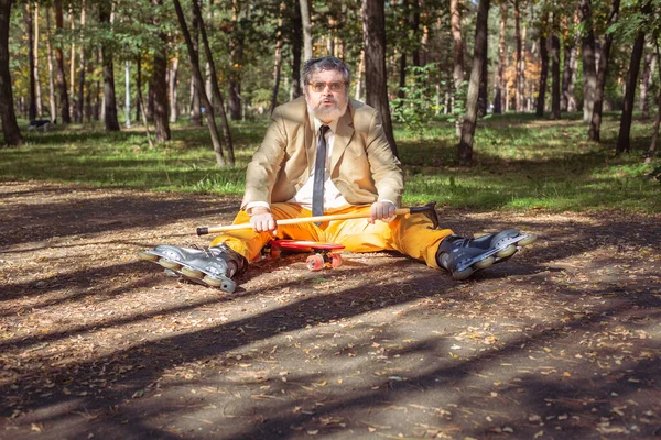 Grappige Oude Man Rolschaatst Het Park Een Actieve Grootvader Met — Stockfoto