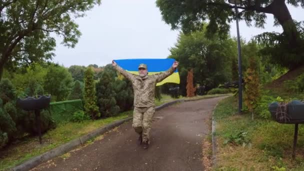 Український Солдат Синьо Жовтим Прапором Руках — стокове відео