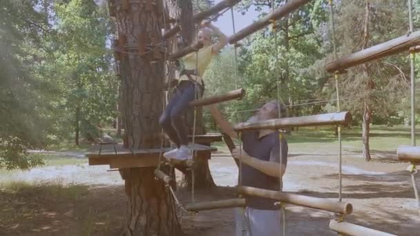 孩子在森林探险公园里用绳子做的儿童户外攀爬娱乐中心 儿童游乐场和有缆绳的运动场 体育吊绳训练员 — 图库视频影像