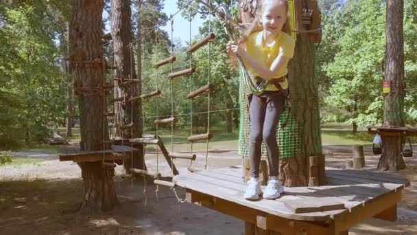 Gyermek Egy Erdei Kalandparkban Kötelekből Gyermek Szabadtéri Mászó Szórakoztató Központ — Stock videók