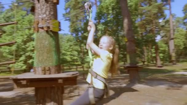 Dítě Lesním Dobrodružném Parku Provazů Dětské Venkovní Horolezecké Zábavní Centrum — Stock video