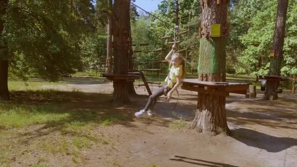 Enfant Dans Parc Aventure Forestier Fait Cordes Centre Divertissement Escalade — Video