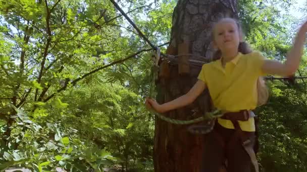 Criança Parque Aventura Florestal Feito Cordas Centro Entretenimento Escalada Livre — Vídeo de Stock