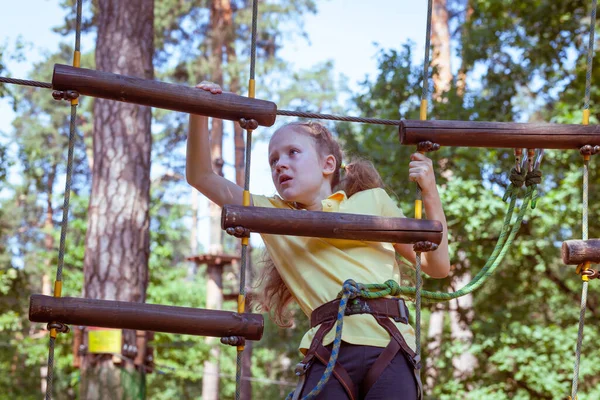 Child Forest Adventure Park Made Ropes Children Outdoor Climbing Entertainment — Stock Photo, Image