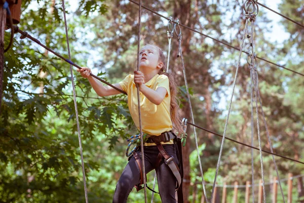 ロープで作られた森の冒険公園の子供 子供用アウトドアクライミングエンターテイメントセンター ケーブルウェイ付きの子供やスポーツのための遊び場 スポーツ中断ロープトレーナー — ストック写真