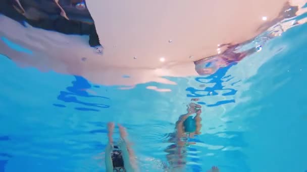 Vrouwelijke Atleet Zwemt Onder Water Het Zwembad Langzame Beweging Van — Stockvideo