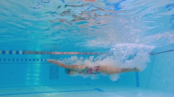 Vrouwelijke Atleet Zwemt Onder Water Het Zwembad Langzame Beweging Van — Stockvideo