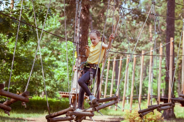 Bambino Parco Avventura Forestale Fatto Corde Centro Intrattenimento Bambini All — Foto Stock