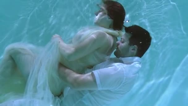 Μια Γυναίκα Ένας Άντρας Κολυμπάνε Κάτω Από Νερό Μια Γυναίκα — Αρχείο Βίντεο