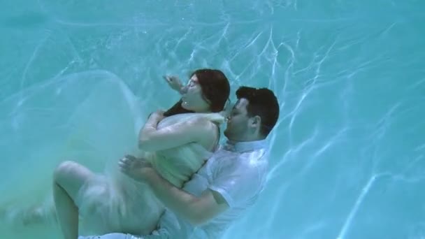 Woman Guy Swimming Underwater Woman Kisses Guy Underwater — Stock Video