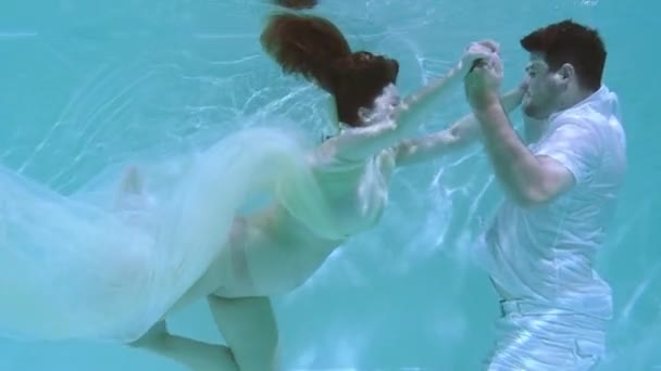 一个女人和一个男人在水下游泳 一个女人在水下亲吻一个男人 — 图库视频影像