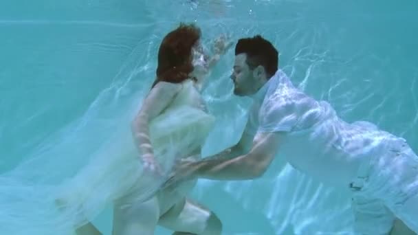 Жінка Хлопець Плавають Під Водою Жінка Цілує Хлопця Під Водою — стокове відео