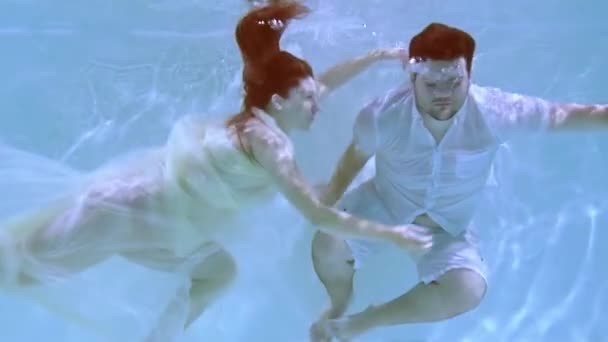 Μια Γυναίκα Ένας Άντρας Κολυμπάνε Κάτω Από Νερό Μια Γυναίκα — Αρχείο Βίντεο