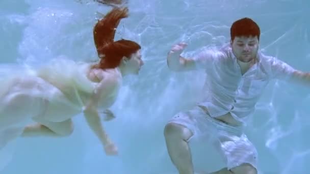 Kobieta Facet Pływają Pod Wodą Kobieta Całuje Faceta Pod Wodą — Wideo stockowe