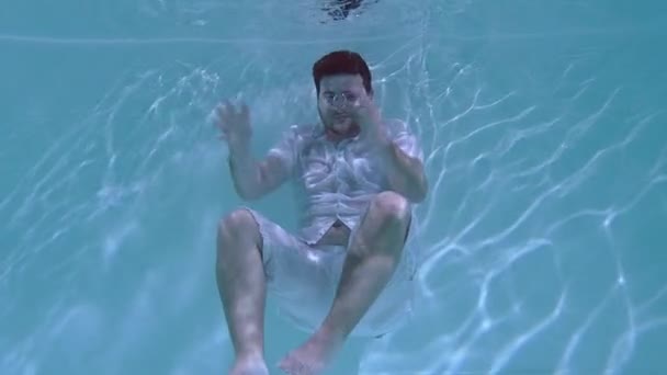 Άντρας Ρούχα Βυθίζεται Κάτω Από Νερό Βυθίζεται Στο Νερό — Αρχείο Βίντεο