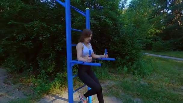 Kız Açık Havada Spor Alanında Antrenman Yapıyor Ormanda Temiz Havada — Stok video