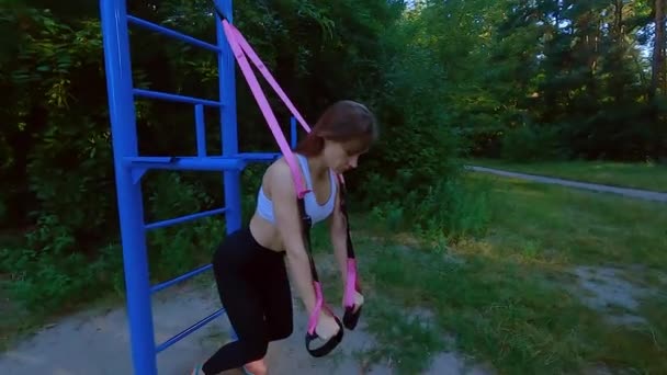 Kobieta Zajmuje Się Sportowym Gumowym Symulatorem Rozciągającym Gumkę Gumy Treningu — Wideo stockowe