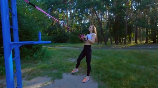 一名妇女正在使用一个伸展弹性带的运动橡胶模拟器 运动肌肉训练用橡皮筋 — 图库视频影像