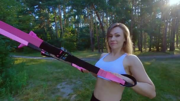 Bir Kadın Lastik Bir Spor Simülatöründe Elastik Bant Esnetiyor Spor — Stok video