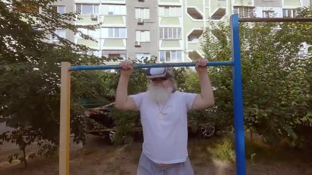 Starý Muž Hraje Hru Helmě Virtuální Reality Dědeček Chodí Sport — Stock video