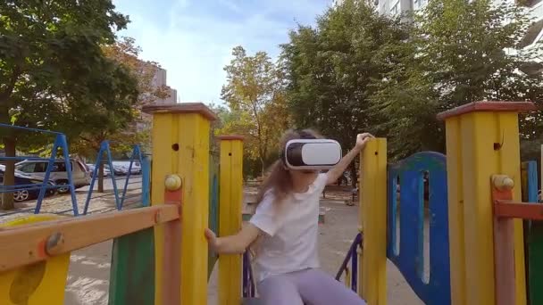 Fille Enfant Joue Jeu Dans Casque Réalité Virtuelle Elle Fait — Video