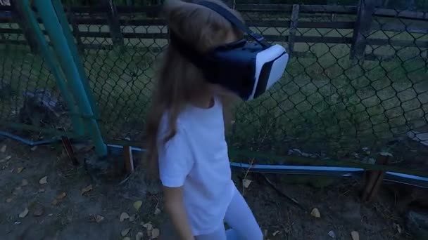 Dziewczyna Dziecko Okularach Wirtualnej Rzeczywistości Gra Horror Nocy Straszna Gra — Wideo stockowe