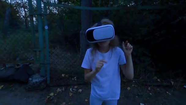 戴著虚拟现实眼镜的女孩在晚上玩恐怖游戏 夜间可怕的虚拟游戏 — 图库视频影像