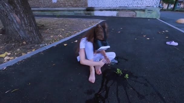 Menina Criança Óculos Realidade Virtual Joga Jogo Terror Noite Assustador — Vídeo de Stock
