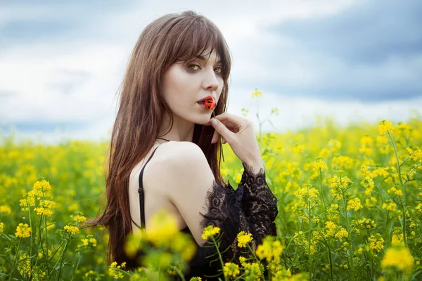 Young Beautiful Woman Stands Field Yellow Flowers Sad Sad Face — Stock Photo, Image