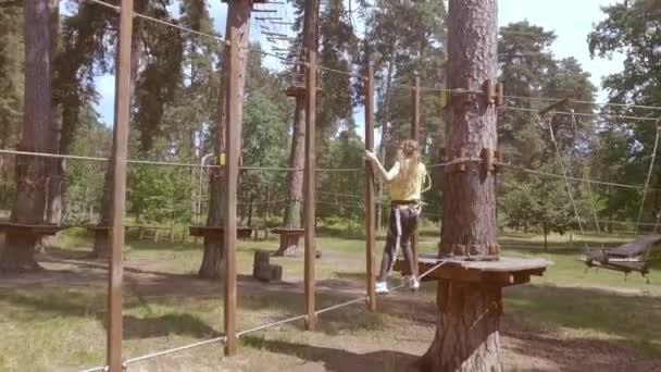 Barn Skov Eventyrpark Lavet Reb Pigen Klatrer Stien Med Højt – Stock-video