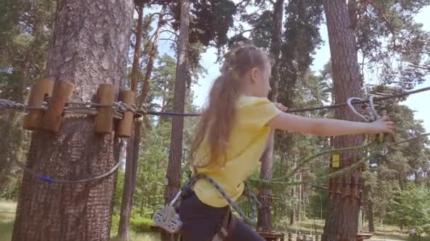 Uma Criança Parque Aventura Florestal Feito Cordas Menina Está Subindo — Vídeo de Stock