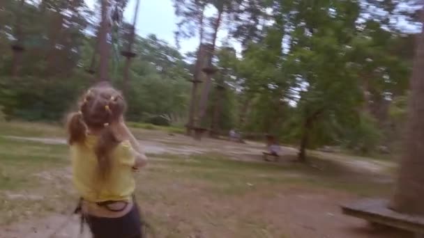 Plerden Yapılmış Orman Macera Parkında Bir Çocuk Kız Yüksek Bir — Stok video