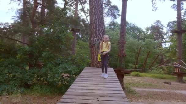 Ein Kind Einem Wald Erlebnispark Aus Seilen Das Mädchen Klettert Videoclip
