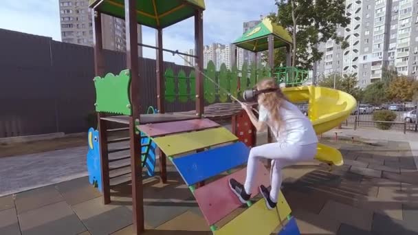 Pige Barn Spiller Spil Virtual Reality Hjelm Hun Går Ind – Stock-video