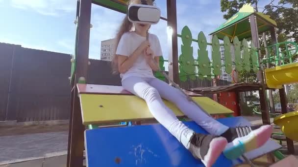 Menina Criança Joga Jogo Capacete Realidade Virtual Ela Vai Para — Vídeo de Stock