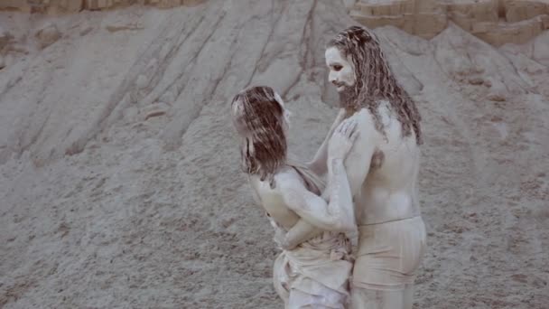 Kobieta Maluje Ciało Mężczyzny Farbą Malując Ciało Zamieniając Marmurową Stutę — Wideo stockowe